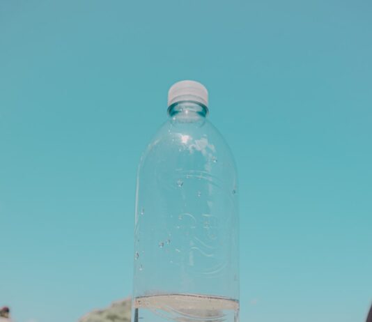 “건강한 식단, 최근 트렌드 따라 나만의 루틴 만들기” person holding clear plastic bottle