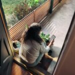 만성피로, 일상 속 작은 변화로 극복한다… 한국인 건강 루틴 새롭게 주목 Woman sitting on balcony with smartphone