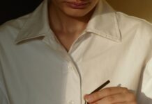 일상으로 스며든 웰니스 문화, 나만의 건강 루틴 만들기 person in white button up shirt holding clear drinking glass with green liquid