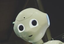 “내 건강 코치, AI로 진화하다”…일상 속 똑똑한 건강 관리법 white robot toy holding black tablet