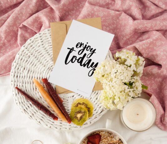 “일상 속 웰니스 문화, 작은 변화에서 시작된다” enjoy today poster on white basket beside bowl of food