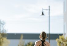 바쁜 일상 속 건강 지킴이, ‘마이크로 워크아웃’의 매력 a woman is doing exercises on a yoga mat