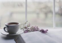 “마음부터 건강하게: 국내외 주목받는 ‘마음 챙김’ 트렌드와 일상 속 적용법” white ceramic teacup on white ceramic saucer on table